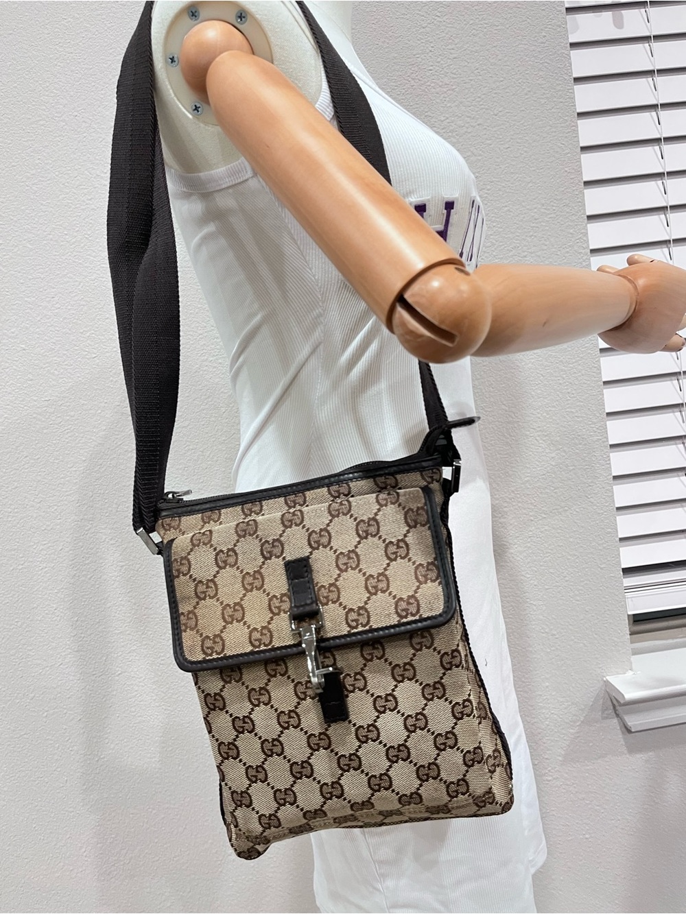 GUCCI GG CANVAS MESSENGER BAG.